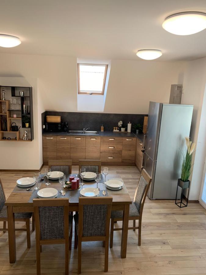 Cozy 2-Bedroom Vacation Apartment With Entire Top Floor Gaj  Εξωτερικό φωτογραφία