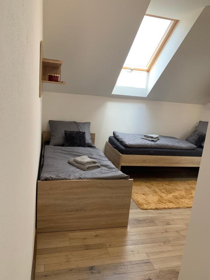 Cozy 2-Bedroom Vacation Apartment With Entire Top Floor Gaj  Εξωτερικό φωτογραφία