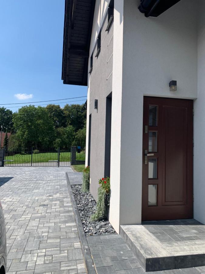 Cozy 2-Bedroom Vacation Apartment With Entire Top Floor Gaj  Εξωτερικό φωτογραφία