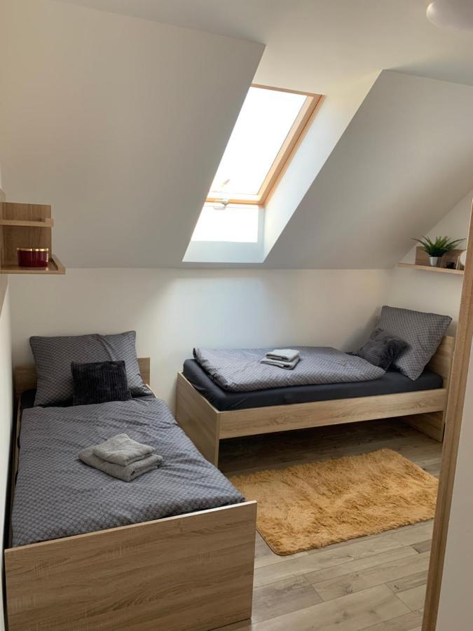 Cozy 2-Bedroom Vacation Apartment With Entire Top Floor Gaj  Εξωτερικό φωτογραφία
